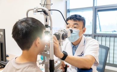 暑假收尾青少年视力告急，开学季眼科迎“配镜热、摘镜潮”